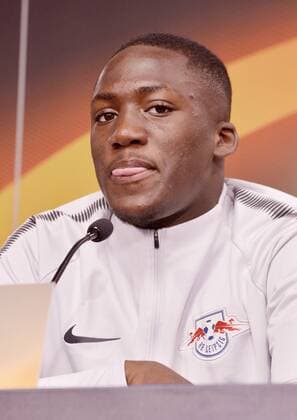 Fußball-Europa League 2017 18, Pressekonferenz vor RB Leipzig - Olympique Marseille (04.04.2018 Spiel am 05.04.2018) RBL-Abwehrspieler Ibrahima Konaté steckt die Zunge heraus. Leipzig Sachsen Deutschland