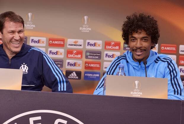 Fußball-Europa League 2017 18, Pressekonferenz vor RB Leipzig - Olympique Marseille (04.04.2018 Spiel am 05.04.2018) Marseille-Trainer Rudi Garcia (li.) und Marseille-Spieler Luiz Gustavo (re.) lachend, lachen. Leipzig Sachsen Deutschland
