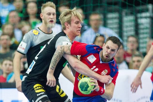 Marian MICHALCZIK (li., GER) gegen Bogdan Radivojevic (SRB), Aktion, Zweikampf, Handball Laenderspiel der Maenner, Freundschaftsspiel, Deutschland (GER) - Serbien (SRB) 26:19, in Leipzig Deutschland am 04.04.2018. Â