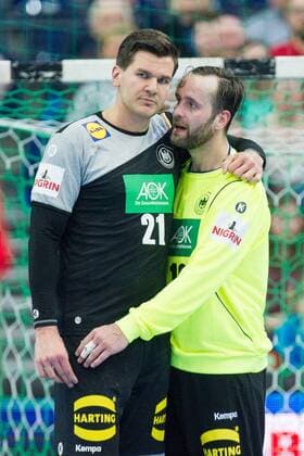 Erik SCHMIDT (li., GER) und Torwart Silvio HEINEVETTER (GER) reden miteinander, redend, halbe Figur, Halbfigur, Hochformat, Handball Laenderspiel der Maenner, Freundschaftsspiel, Deutschland (GER) - Serbien (SRB) 26:19, in Leipzig Deutschland am 04.04.2018. Â