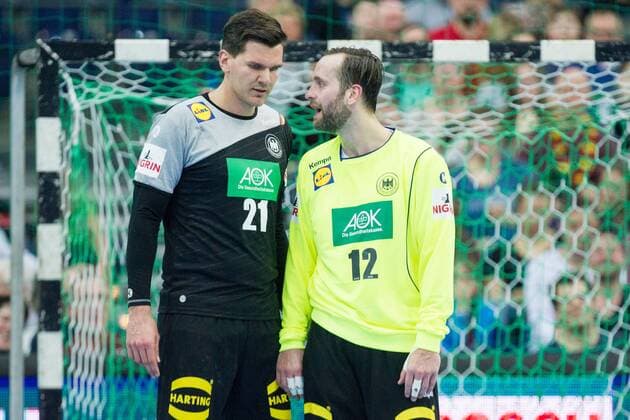 Erik SCHMIDT (li., GER) und Torwart Silvio HEINEVETTER (GER) reden miteinander, redend, halbe Figur, Halbfigur, Handball Laenderspiel der Maenner, Freundschaftsspiel, Deutschland (GER) - Serbien (SRB) 26:19, in Leipzig Deutschland am 04.04.2018. Â