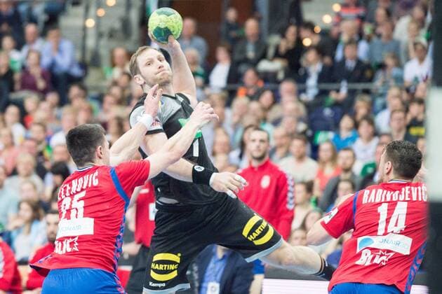 Steffen WEINHOLD (mi., GER) gegen Nemanja Zelenovic (li., SRB) und Bogdan Radivojevic (SRB), Aktion, Kampf um den Ball, Handball Laenderspiel der Maenner, Freundschaftsspiel, Deutschland (GER) - Serbien (SRB) 26:19, in Leipzig Deutschland am 04.04.2018. Â