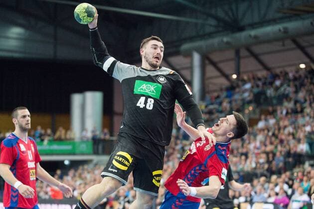Jannik KOHLBACHER (li., GER) gegen Nemanja Zelenovic (SRB), Aktion, Zweikampf, Handball Laenderspiel der Maenner, Freundschaftsspiel, Deutschland (GER) - Serbien (SRB) 26:19, in Leipzig Deutschland am 04.04.2018. Â