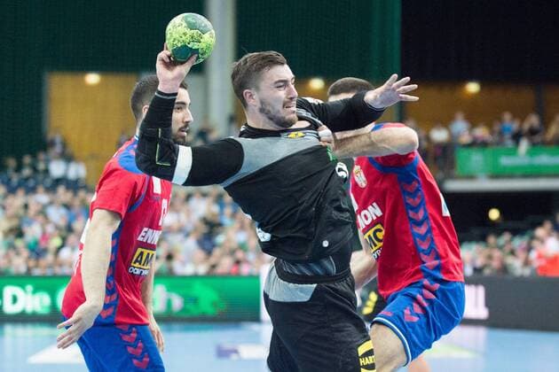 Jannik KOHLBACHER (mi., GER) gegen Janja VOJVODIC (li., SRB) und Andrija Madar (SRB), Aktion, Kampf um den Ball, Handball Laenderspiel der Maenner, Freundschaftsspiel, Deutschland (GER) - Serbien (SRB) 26:19, in Leipzig Deutschland am 04.04.2018. Â