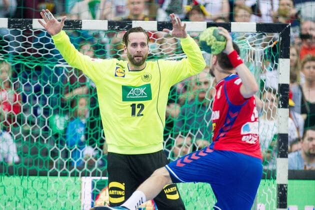 Bilder des Tages - SPORT Torwart Silvio HEINEVETTER (li., GER) gegen Bogdan Radivojevic (SRB) im Sieben Meter Wettkampf, Strafwurf, Aktion, Zweikampf, Handball Laenderspiel der Maenner, Freundschaftsspiel, Deutschland (GER) - Serbien (SRB) 26:19, in Leipzig Deutschland am 04.04.2018. Â