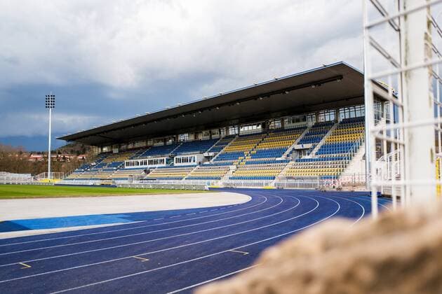 Dunkle schwarze Wolken über dem Ernst Abbe Sportfeld EAS Jena, dem Heimstadion des FC Carl Zeiss Jena, am 4.4.18. Blick auf die Haupttribüne. Ernst Abbe Sportfeld Jena