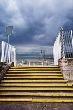 Dunkle schwarze Wolken über dem Ernst Abbe Sportfeld EAS Jena, dem Heimstadion des FC Carl Zeiss Jena, am 4.4.18. Aufgang zum geschlossenen Teil der Nordkurve. Ernst Abbe Sportfeld Jena