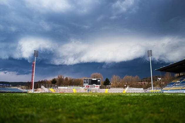 Dunkle schwarze Wolken über dem Ernst Abbe Sportfeld EAS Jena, dem Heimstadion des FC Carl Zeiss Jena, am 4.4.18. Blick in Richtung Südkurve. Ernst Abbe Sportfeld Jena