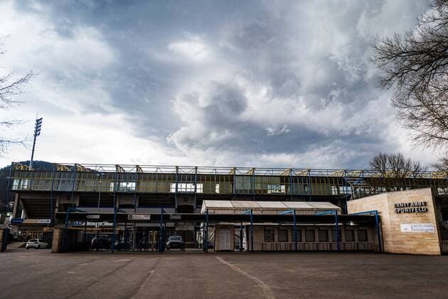 Dunkle schwarze Wolken über dem Ernst Abbe Sportfeld EAS Jena, dem Heimstadion des FC Carl Zeiss Jena, am 4.4.18. Blick auf den Eingang Saalseite mit der Haupttribüne. Ernst Abbe Sportfeld Jena