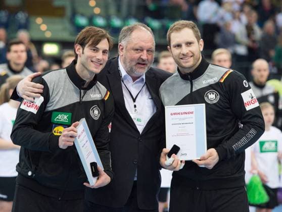 Uwe Gensheimer (l GER) und Steffen Weinhold (r GER) werden von DHB - Praesident Andreas Michelmann jeweils fuer ihr 150. und 100. Laenderspieleinsatz geehrt. Handball Laenderspiel: Deutschland - Serbien in Leipzig, Deutschland,