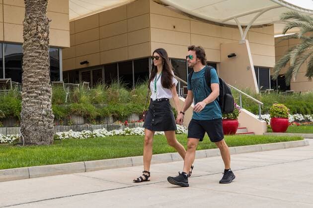 Fernando Alonso (McLaren Honda) kommt mit Freundin an die Strecke, Grosser Preis von Bahrain 2018, Rennen, Motorsport, Formel 1, 05.04.2018, Sachir Copyright: xEIBNER Illmannx EP_EER