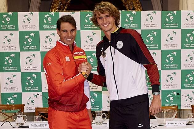 Bilder des Tages - SPORT April 5, 2018 - Valencia, Valencia, Spain - Rafael Nadal (L) of Spain poses for a picture with Alexander Zverev of Germany during the official draw ahead of the Davis Cup World Group Quarter Finals between Spain and Germany on April 5, 2018 in Valencia, Spain Spain v Germany - Davis Cup Quarter Finals Official Draw  - ZUMAn230 20180405_zaa_n230_191 Copyright: xDavidxAliagax