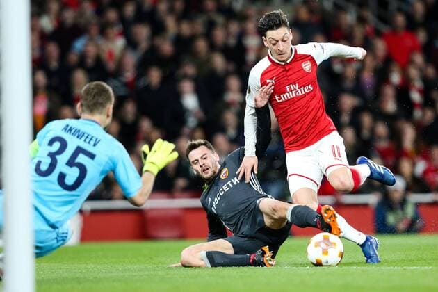 Bilder des Tages - SPORT Mesut Ozil of Arsenal is fouled in the box during the UEFA Europa League Quarter-Final 1st leg match at the Emirates Stadium, London. Picture date 5th April 2018. Picture credit should read: Charlie Forgham-Bailey Sportimage EDITORIAL USE ONLY. No use with unauthorised audio, video, data, fixture lists, club league logos or live services. Online in-match use limited to 120 images, no video emulation. No use in betting, games or single club league player publications.