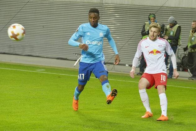 Fußball-Europa League 2017 18, Viertelfinale RB Leipzig - Olympique Marseille (05.04.2018) Flanke Emil Forsberg (RBL re.) vor Buona Sarr (OM li.) Leipzig Sachsen Deutschland