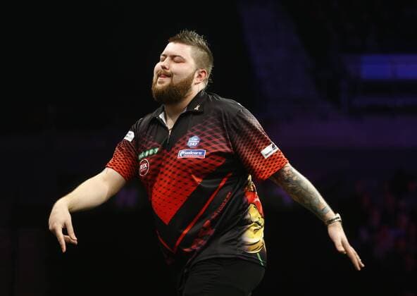 Bilder des Tages - SPORT 5th April 2018, Echo Arena, Liverpool, England; Unibet Premier League Darts; Darts fans await tonight s Judgement Michael Smith (ENG) reacts during his match against Raymond van Barneveld (NLD) as he storms to a 7-0 win  ActionPlus12008951