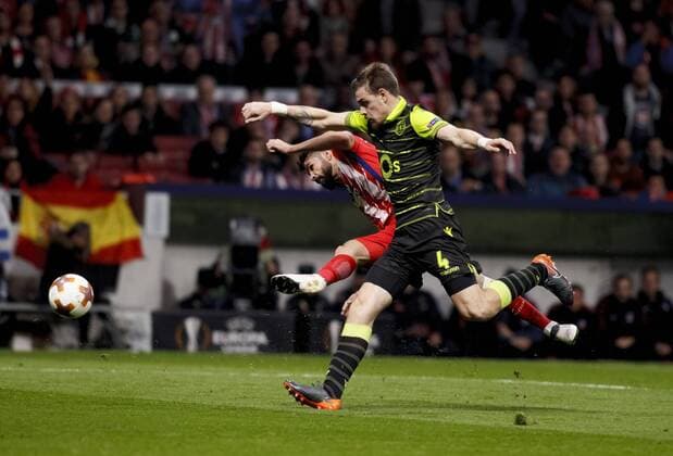 Diego Costa of Atletico de Madrid and Sebastian Coates Of Sporting Portugal during the UEFA Europe League 2017 18 quarter finals, first leg match between Atletico de Madrid and Sporting Portugal, at Wanda Metropolitano Stadium in Madrid on April 5, 2018. (Photo by Guille Martinez Cordon Press)  xGuillexMartinezx xEuropaxLeaguex2017 18:xAtleticoxdexMadridxvsxSportingxPortugalx