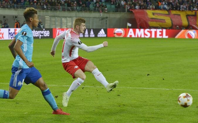 Fußball-Europa League 2017 18, Viertelfinale RB Leipzig - Olympique Marseille (05.04.2018) Timo Werner (RBL re.) erzielt das 1.0. OM-Abwehrspieler Boubacar Kamara (li.) kommt zu spät. Leipzig Sachsen Deutschland