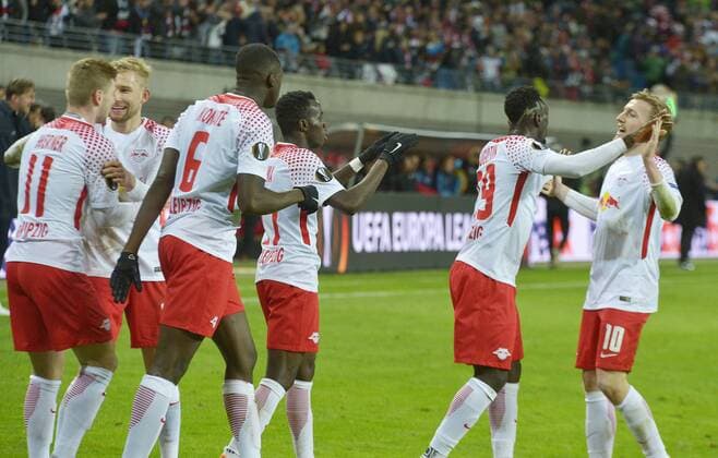 Fußball-Europa League 2017 18, Viertelfinale RB Leipzig - Olympique Marseille (05.04.2018) Timo Werner (RBL li.) jubelt nach seinem Tor zum 1:0 mit den Teamkolllegen Konrad Laimer, Ibrahima Konaté, Bruma, Jean-Kevin Augustin und Emil Forsberg (v.l.n.r.). Leipzig Sachsen Deutschland