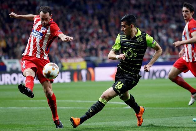 Atletico de Madrid s Diego Godin (L) vies for the ball with Sporting Lisboa s Rodrigo Battaglia during the UEFA Champions League quarter-final first leg match between Atletico de Madrid and Sporting Lisboa at the Wanda Metropolitano stadium in Madrid, Spain, 05 April 2018. Atletico de Madrid vs. Sporting Lisboa !ACHTUNG: NUR REDAKTIONELLE NUTZUNG!  Copyright: xJuanJoxMartinx MAD06 20180405-636585630896907230