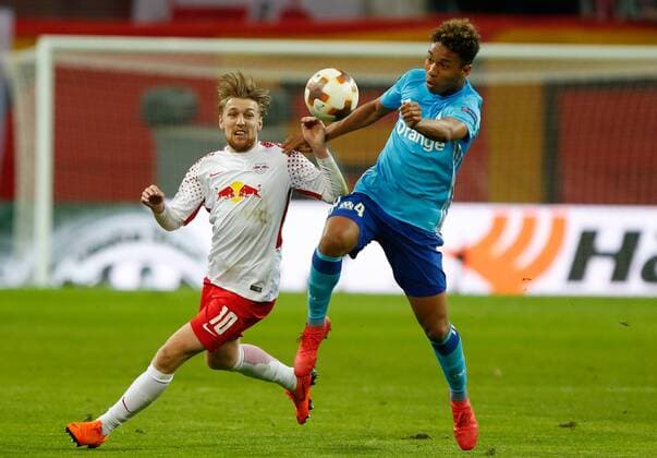 05.04.2018, xtgx, Fussball UEFA Europa League, RB Leipzig - Olympique Marseille, emspor, v.l. Emil Forsberg (Leipzig, 10), Boubacar Kamara (Olympique Marseille, 4) Zweikampf, Duell, Kampf, tackle Leipzig