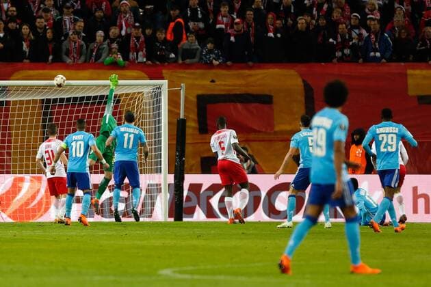 05.04.2018, xtgx, Fussball UEFA Europa League, RB Leipzig - Olympique Marseille, emspor, v.l. Bouna Sarr (Olympique Marseille, 17) schießt an die latte Leipzig