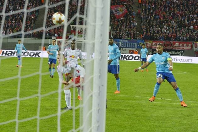Fußball-Europa League 2017 18, Viertelfinale RB Leipzig - Olympique Marseille (05.04.2018) Torschuss Dimitri Payet (Marseille re.) auf das RBL-Tor. Die RB-Spieler Lukas Klostermann und Bruma schauen dem Ball hinterher. Leipzig Sachsen Deutschland