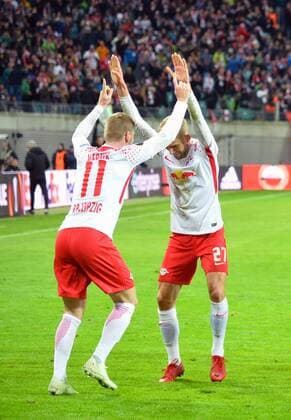 Mannschaft von RB Leipzig bejubelt das 1:0, Timo Werner (RB Leipzig) li. und Konrad Laimer (RB Leipzig) 2.v.li. tanzen, RB Leipzig vs. Olympique Marseille, Fussball, UEFA Europa League, 05.04.2018, Leipzig Copyright: xEIBNER BertxHarzerx EP_BHR
