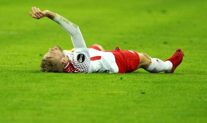 Bilder des Tages - SPORT GER, Europa League, Viertelfinale, RasenBallsport Leipzig vs Besiktas Istanbul 05.04.18 , Leipzig, Red Bull Arena, GER, Saison 2017 2018, UEFA Europa League, Viertelfinale, RasenBallsport Leipzig vs Olympique Marseille im Bild Konrad Laimer (Leipzig) verletzt am Boden