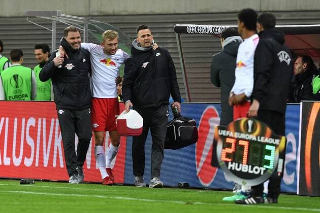 Bilder des Tages - SPORT Fussball, Herren, Saison 2017 2018, Europa League (Viertelfinale, Hinspiel), RB Leipzig - Olympique Marseille, Konrad Laimer (Nr. 27, RB Leipzig) wird verletzt zur Bank geführt, Bernardo (Nr. 3, RB Leipzig) steht zur Einwechslung bereit, 05.04.2018, Copyright: xMatthiasxKochx