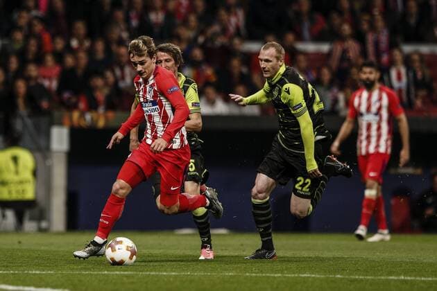 5th April 2018, Wanda Metropolitano, Madrid, Spain; UEFA Europa League football, quarter final, 1st leg, Atletico Madrid versus Sporting Lisbon; Antonie Griezmann (Atletico de Madrid) drives forward on the ball  ActionPlus12008993