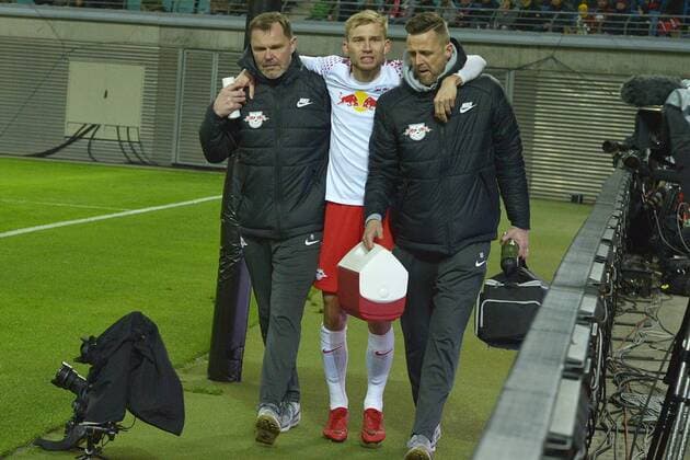 Fußball-Europa League 2017 18, Viertelfinale RB Leipzig - Olympique Marseille (05.04.2018) Konrad Laimer (RBL Mitte) muss verletzt ausgewechselt werden. Leipzig Sachsen Deutschland