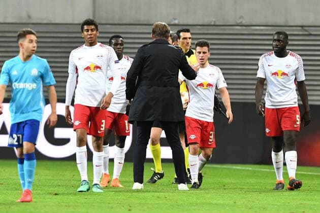 Fussball, Herren, Saison 2017 2018, Europa League (Viertelfinale, Hinspiel), RB Leipzig - Olympique Marseille, Jubel nach dem Abpfiff, Cheftrainer Ralph Hasenhüttl (RB Leipzig) dankt seinen Spielern, Bernardo (Nr. 3, RB Leipzig), Bruma (Nr. 17, RB Leipzig), Diego Demme (Nr. 31, RB Leipzig), Dayot Upamecano (Nr. 5, RB Leipzig), 05.04.2018, Copyright: xMatthiasxKochx