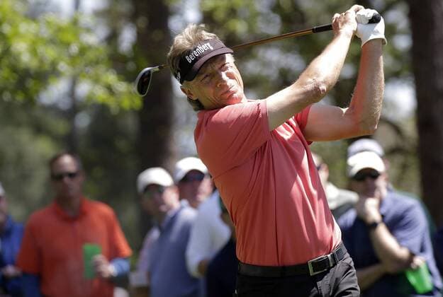 Themen der Woche - SPORT Bilder des Tages - SPORT Bernhard Langer of German hits his tee shot on the 4th hole in the 1st round of the 2018 Masters Tournament at the Augusta National Golf Club in Augusta, Georgia, on April 5, 2018.  AUG20180405148 JOHNxANGELILLO
