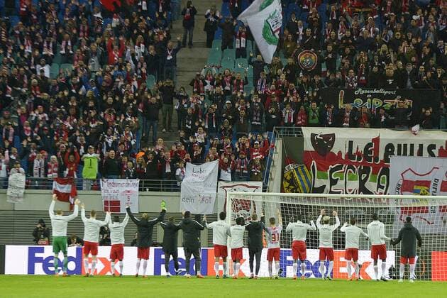 Bilder des Tages - SPORT Fußball-Europa League 2017 18, Viertelfinale RB Leipzig - Olympique Marseille (05.04.2018) Die Mannschaft von RB Leipzig bedankt sich nach dem Spiel bei den Fans. Leipzig Sachsen Deutschland