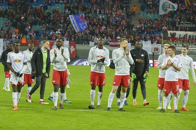 Fußball-Europa League 2017 18, Viertelfinale RB Leipzig - Olympique Marseille (05.04.2018) Die Mannschaft von RB Leipzig bedankt sich nach dem Spiel bei den Fans. Leipzig Sachsen Deutschland