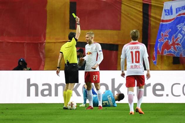 v.li.: Alberto Undiano Mallenco (Schiedsrichter, Referee) zeigt Konrad Laimer (RB Leipzig, 27) die Gelbe Karte, Verwarnung, yellow card, Fussball, UEFA Europa League, RB Leipzig - Olympique Marseille,