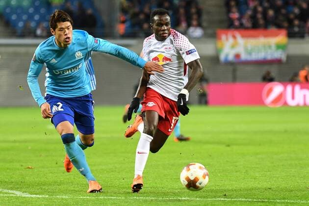 v.li.: Hiroki Sakai(Olympique Marseille, 2) Bruma (RB Leipzig, 17) im Zweikampf, Duell, duel, tackle, Dynamik, Action, Aktion, Fussball, UEFA Europa League, RB Leipzig - Olympique Marseille,