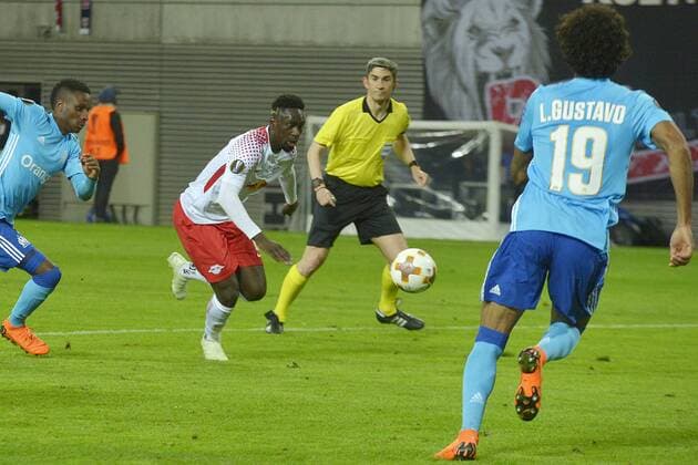 Fußball-Europa League 2017 18, Viertelfinale RB Leipzig - Olympique Marseille (05.04.2018) Jean-Kevin Augustin (RBL Mitte) behauptet den Ball gegen Luiz Gustavo (OM re.) und Bouna Sarr (OM li.). Im Hintergrund Schiedsrichter Alberto Undiano Mallenco. Leipzig Sachsen Deutschland