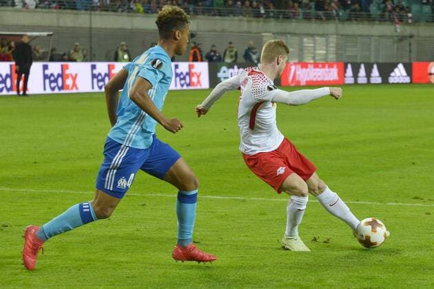 Fußball-Europa League 2017 18, Viertelfinale RB Leipzig - Olympique Marseille (05.04.2018) Timo Werner (RBL re.) setzt sich gegen Boubacar Kamara (OM li.) durch und erzielt das 1:0. Leipzig Sachsen Deutschland
