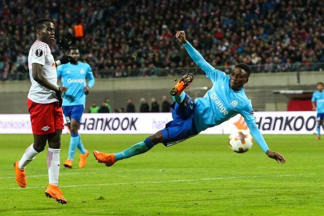 Bilder des Tages - SPORT Bouna Sarr (Olympique de Marseille) gegen Armindo Tue Na Bangna Bruma (RB Leipzig) - Viertelfinale Europa League Saison 2017-2018 RasenBallsport Leipzig vs. Olympique de Marseille in der RB Arena in Leipzig - Aktion,Deutschland, Fußball, Mann, Maenner,05.04.2018