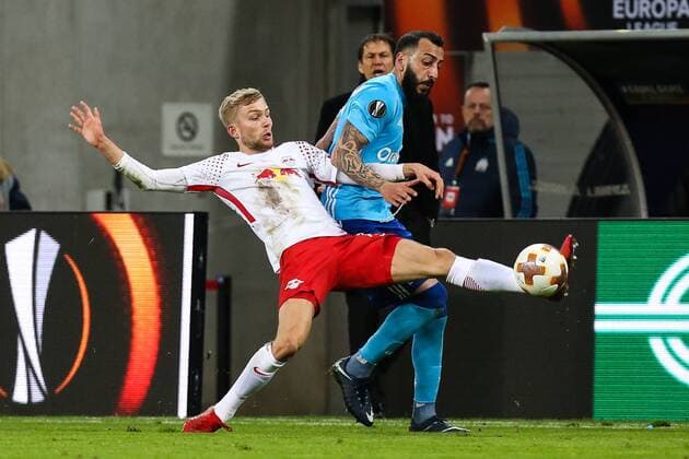 Konrad Laimer (RB Leipzig) gegen Kostas Mitroglou (Olympique de Marseille) - Viertelfinale Europa League Saison 2017-2018 RasenBallsport Leipzig vs. Olympique de Marseille in der RB Arena in Leipzig - Aktion,Deutschland, Fußball, Mann, Maenner,05.04.2018