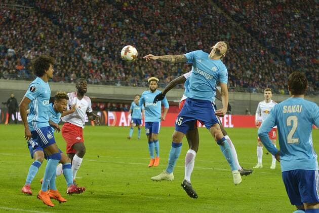 Fußball-Europa League 2017 18, Viertelfinale RB Leipzig - Olympique Marseille (05.04.2018) Lucas Ocampos (Marseille Mitte) verpasst einen Ball mit dem Kopf. Leipzig Sachsen Deutschland
