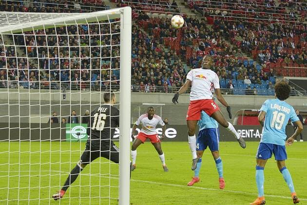 Fußball-Europa League 2017 18, Viertelfinale RB Leipzig - Olympique Marseille (05.04.2018) Ibrahima Konate (RBL) köpft einen Ball über das Tor. Leipzig Sachsen Deutschland