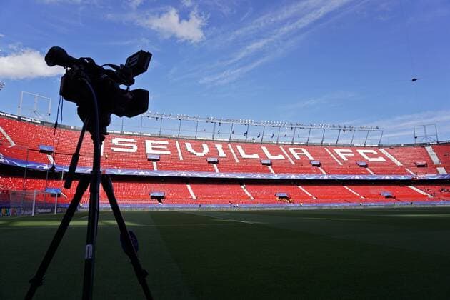 03.04.2018, Fussball UEFA Champions League 2017 2018, Viertelfinale, FC Sevilla - FC Bayern München, im Stadion Ramon Sanchez Pizjuan, Sevilla (Spanien). Kamera steht vor dem Spiel am Spielfeld.