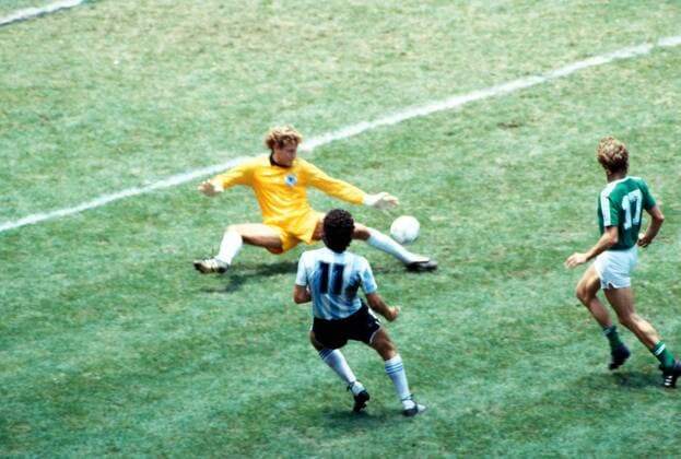 FIFA World Cup WM Weltmeisterschaft Fussball - Mexico 1986 29.6.1986, Estadio Azteca, Mexico, D.F. Final Argentina v West Germany. Jorge Valdano scores the second goal for Argentina, putting the ball past keeper Harald Schumacher. On right Ditmar Jakobs is late. Noxthirdxpartyxsales  (75100381)