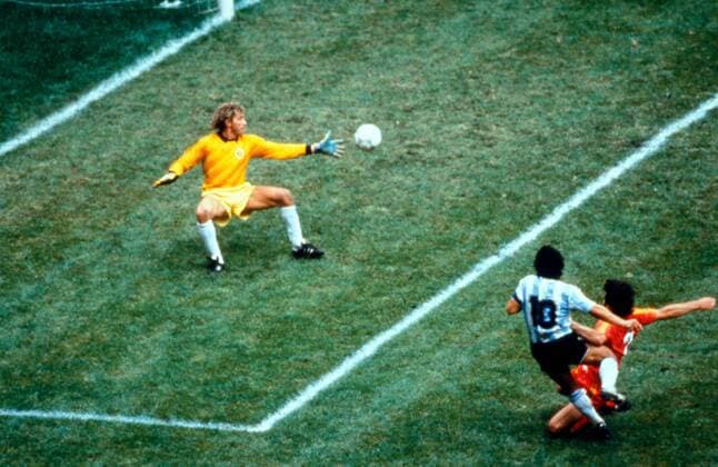 FIFA World Cup WM Weltmeisterschaft Fussball - Mexico 1986 25.6.1986, Estadio Azteca, Mexico, D.F. Semi-final Argentina v Belgium. Diego Maradona scores the second goal for Argentina, Eric Gerets is late with his tackle, Jean-Marie Pfaff has no chance. Noxthirdxpartyxsales  (75112163)