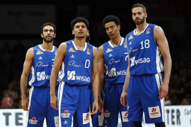 Bilder des Tages - SPORT 28. Spieltag der easyCredit BBL Basketball Bundesliga in der Oberfrankenhalle in Bayreuth Saison 2017-2018 Medi Bayreuth gegen Basketball Fraport Skyliners Frankfurt Fraport Skyliners Frankfurt Spieler Nr.: 30 Philip Scrubb links Fraport Skyliners Frankfurt Spieler Nr.: 0 Tai Webster 2.v.links Fraport Skyliners Frankfurt Spieler Nr.: 7 Shawn Huff 3.v.links Fraport Skyliners Frankfurt Spieler Nr.: 18 Jonas Wohlfarth-Bottermann rechts