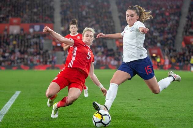Melissa Lawley(15) of England crosses with Rhiannon Roberts(5) of Wales closing her down during the 2019 World Cup Qualification match between England Women and Wales Women at the St Mary s Stadium, Southampton, England on 6 April 2018. Copyright: xSimonxCarltonx 19510039