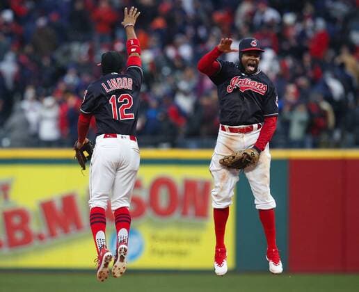 Bilder des Tages - SPORT April 6, 2018 - Cleveland, OH, USA - Cleveland Indians shortstop Francisco Lindor (12) and center fielder Rajai Davis celebrate a 3-2 win against the Kansas City Royals on Friday, April 6, 2018, at Progressive Field in Cleveland. Kansas City at Cleveland - ZUMAm67_ 20180406_zaf_m67_100 Copyright: xLeahxKlafczynskix