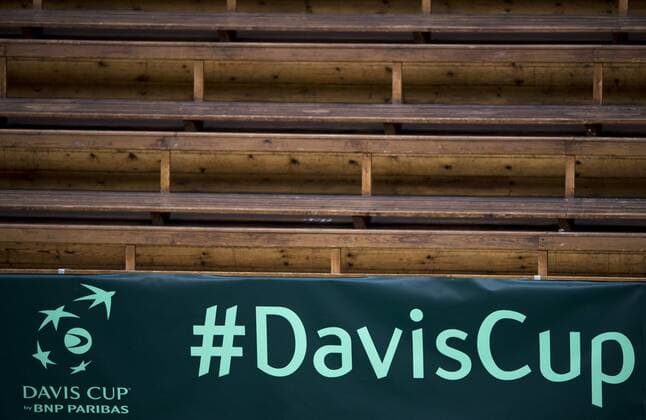 180407 Davis Cups logotyp och Kungliga Tennishallens träläktare under tennismatchen i Davis Cup mellan Sverige och Portugal den 7 april 2018 i Stockholm. Copyright: JESPERxZERMAN BB180407JZ004